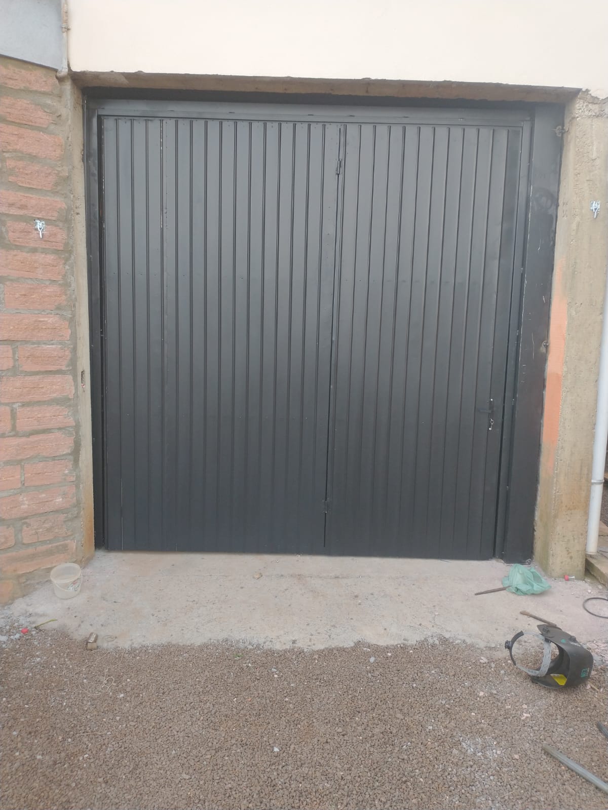 Portão de garagem metálico